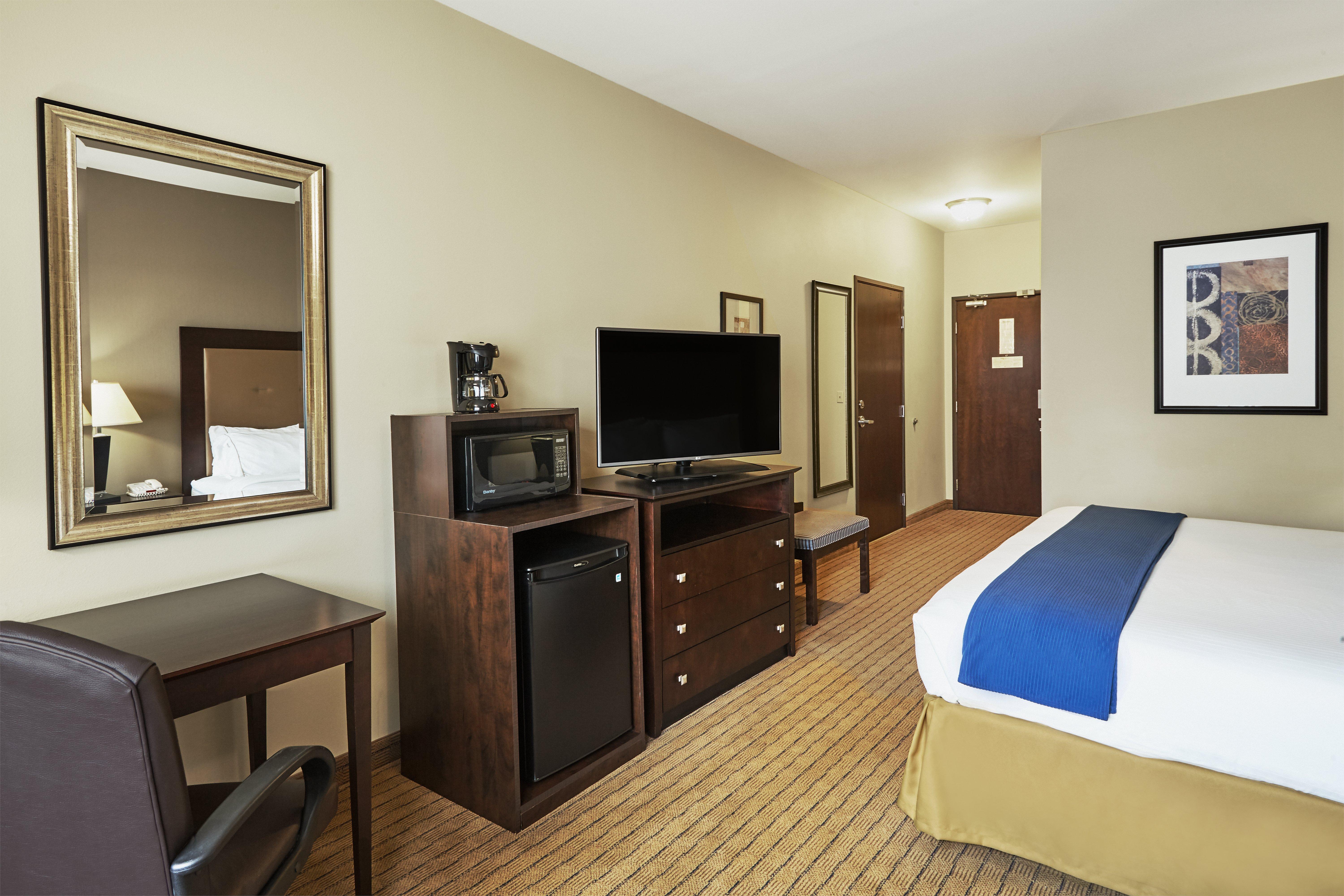 Holiday Inn Express & Suites Madison-Verona By Ihg Exterior photo