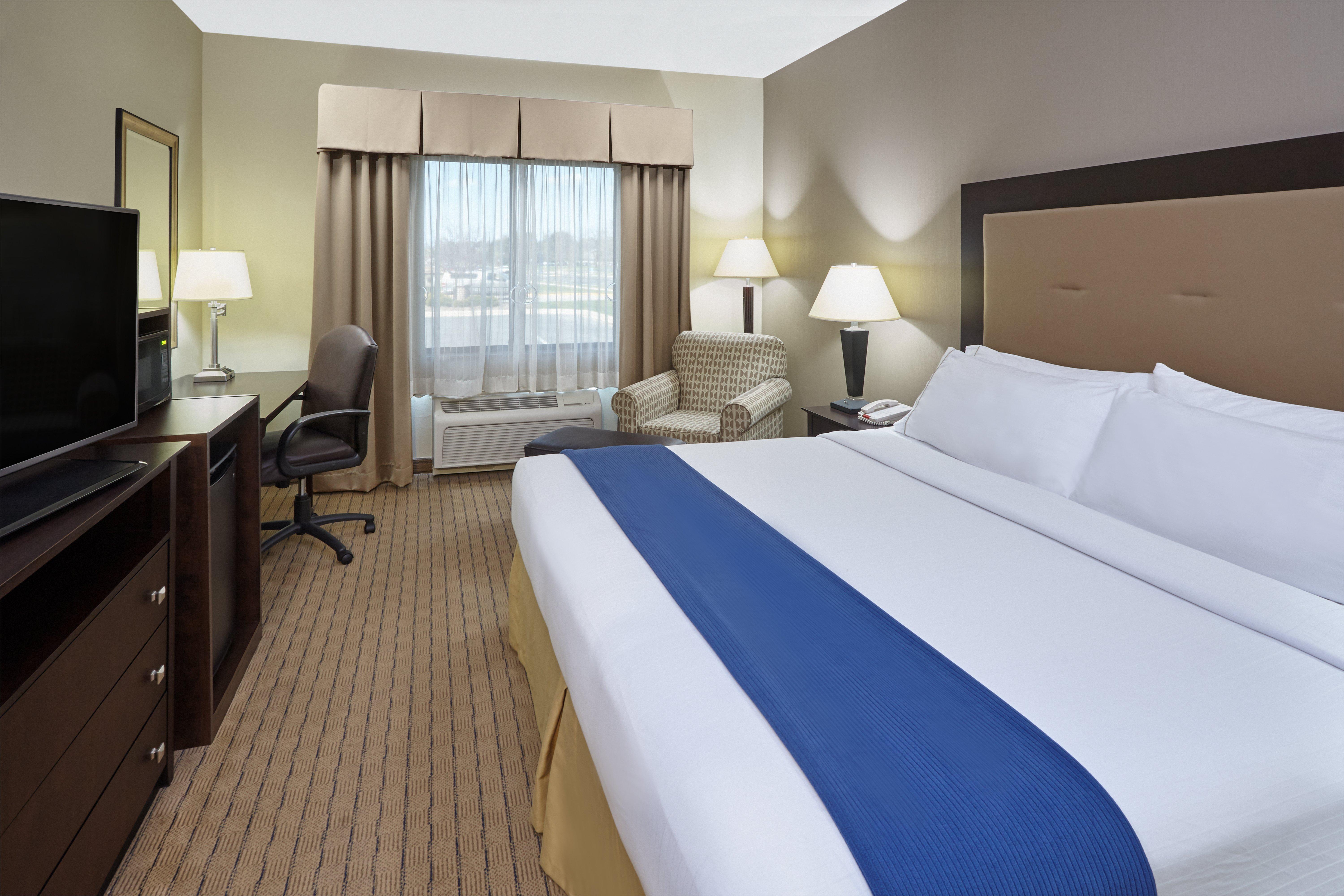 Holiday Inn Express & Suites Madison-Verona By Ihg Exterior photo