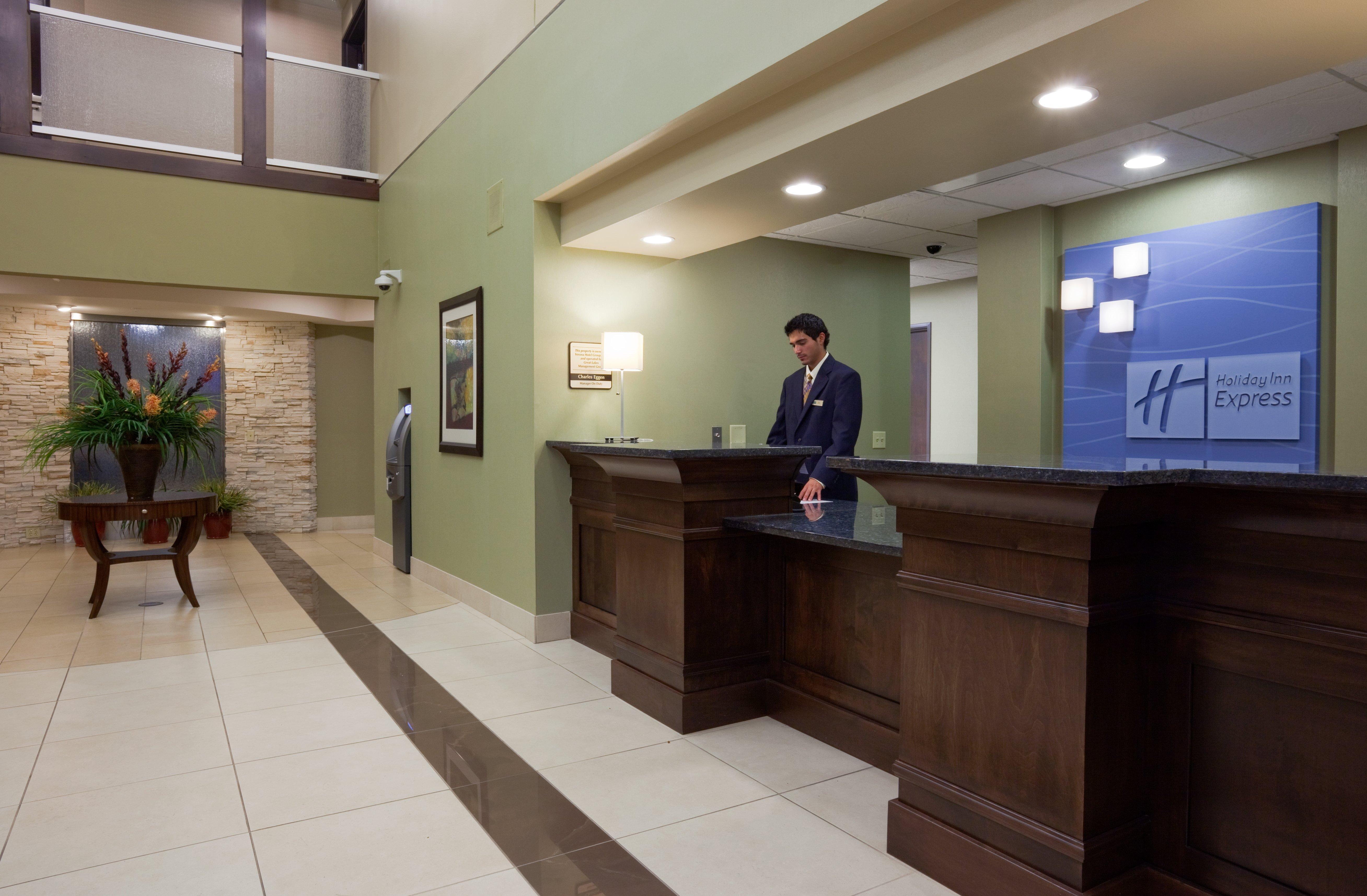 Holiday Inn Express & Suites Madison-Verona By Ihg Exterior photo